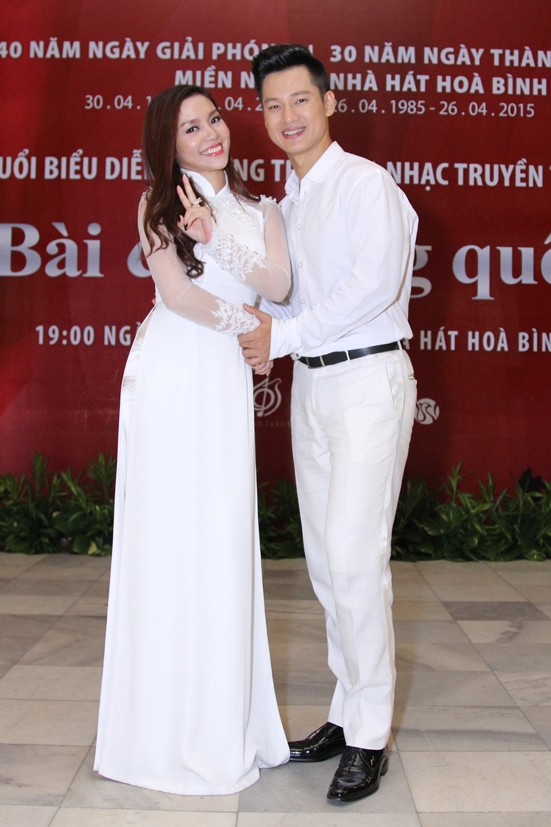 Ngoc Anh tinh khoi ao dai trang nhi nhanh cung Duc Tuan-Hinh-4